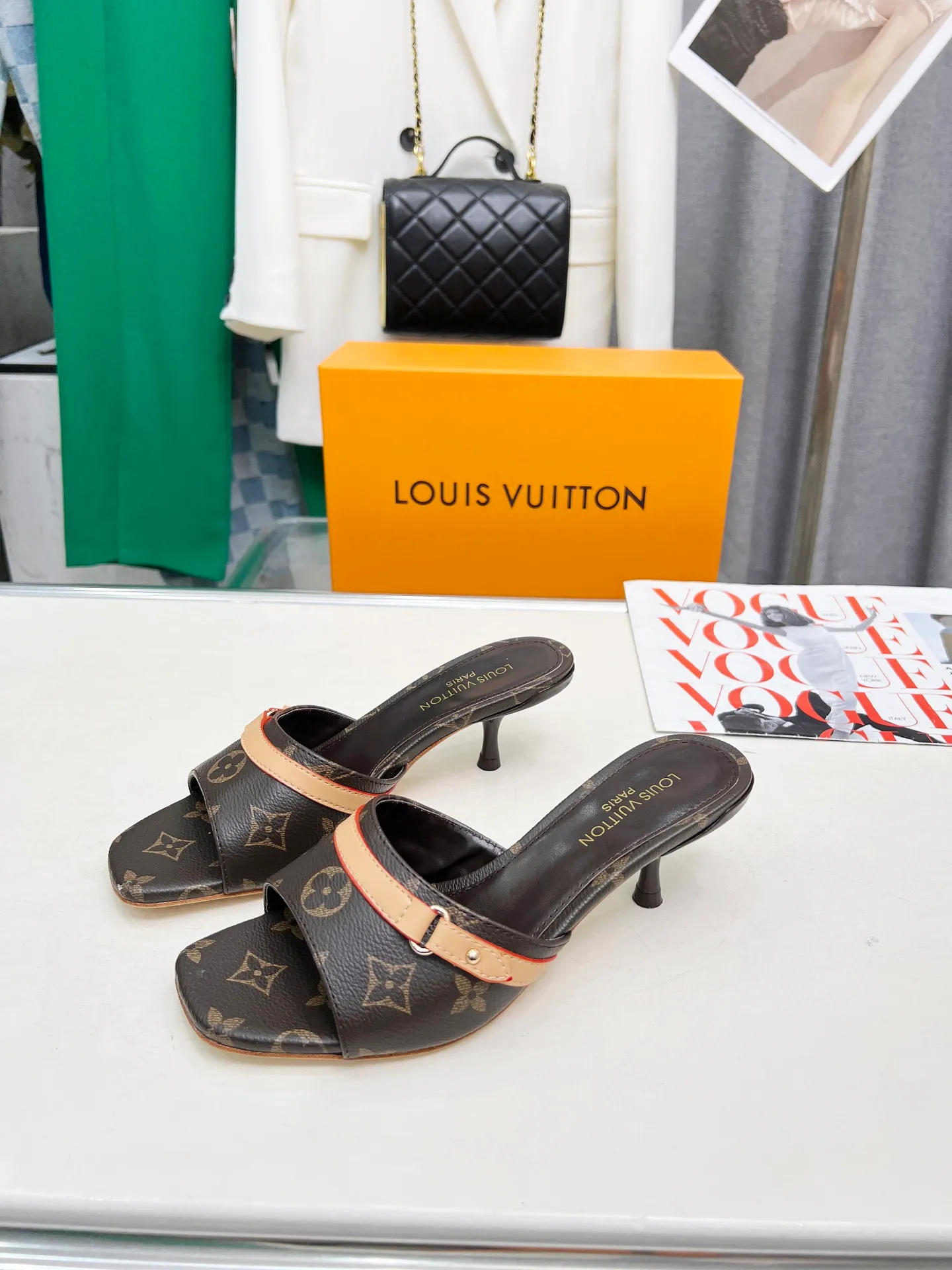 👟👟Ex-factory price 440👟👟 LV new denim kitten heel slippers 2025 summer must-have for goddesses, original replica, super comfortable on the feet. Show off the queen's temperament, the heel height is 5.5CM, which shows your temperament without being tiring. Standard code: 35-42 (41 and 42 codes are customized, non-returnable and non-exchangeable)